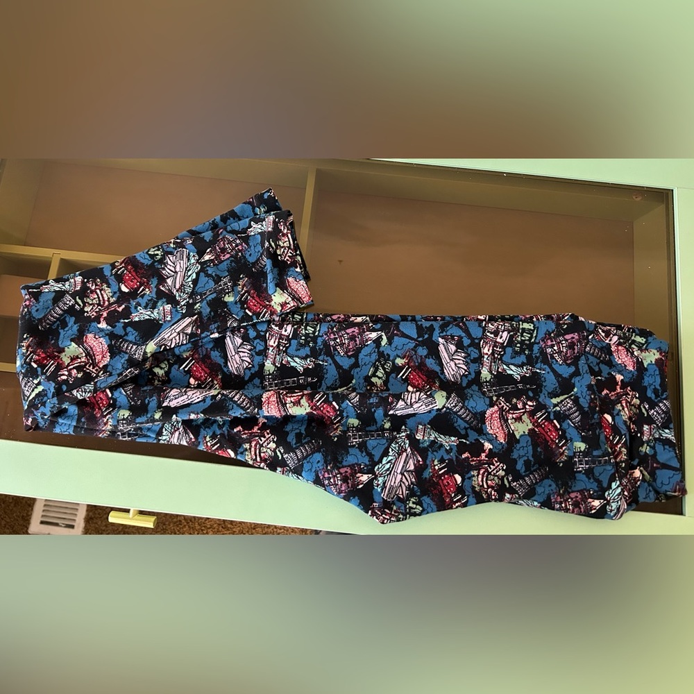 NWOT Never worn LuLaRoe leggings with travel landmarks